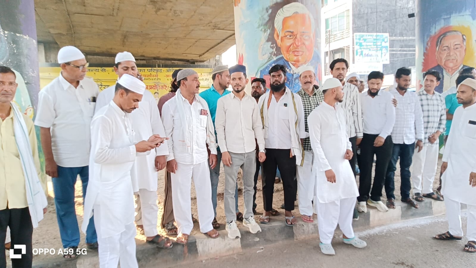 भक्तों को रथ से निकलकर आर्शीवाद देते ज्योतिष्पीठाधीश्वर स्वामी अविमुक्तेश्वरानन्द सरस्वती। संवा भक्तों को रथ से निकलकर आर्शीवाद देते ज्योतिष्पीठाधीश्वर स्वामी अविमुक्तेश्वरानन्द सरस्वती। संवा