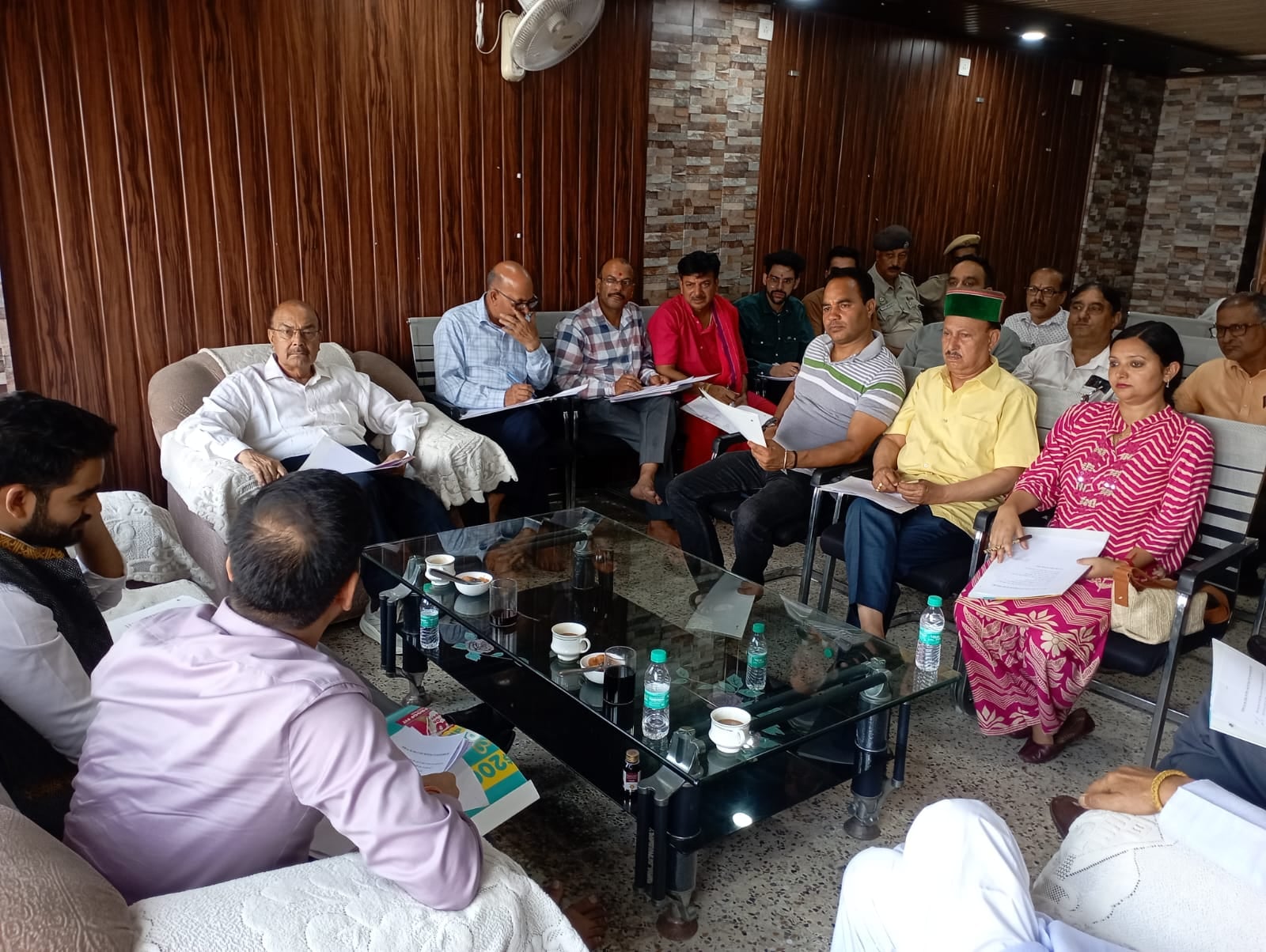 बज्रेश्वरी मंदिर में मंदिर न्यास की बैठक की अध्यक्षता करते हुए एसडीएम कांगड़ा और ट्रस्टी। -मंदि