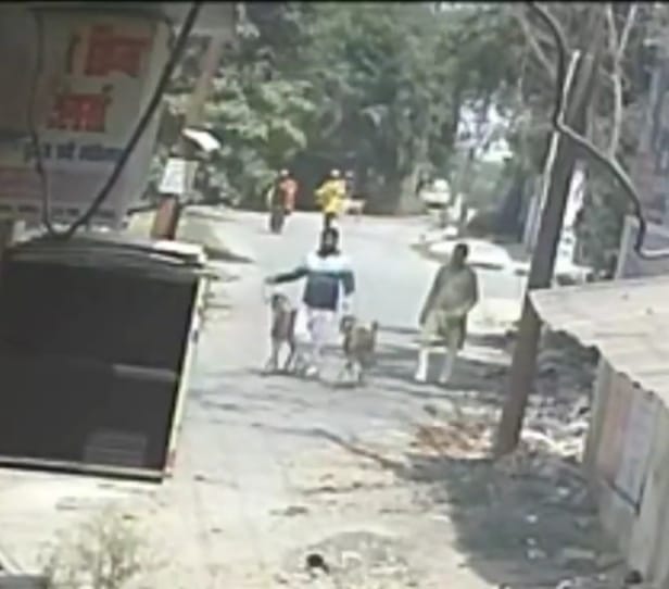 डीएम कार्यालय में अधिकारी को ज्ञापन देते हिन्दू महासभा के पदाधिकारी। स्रोत संगठन