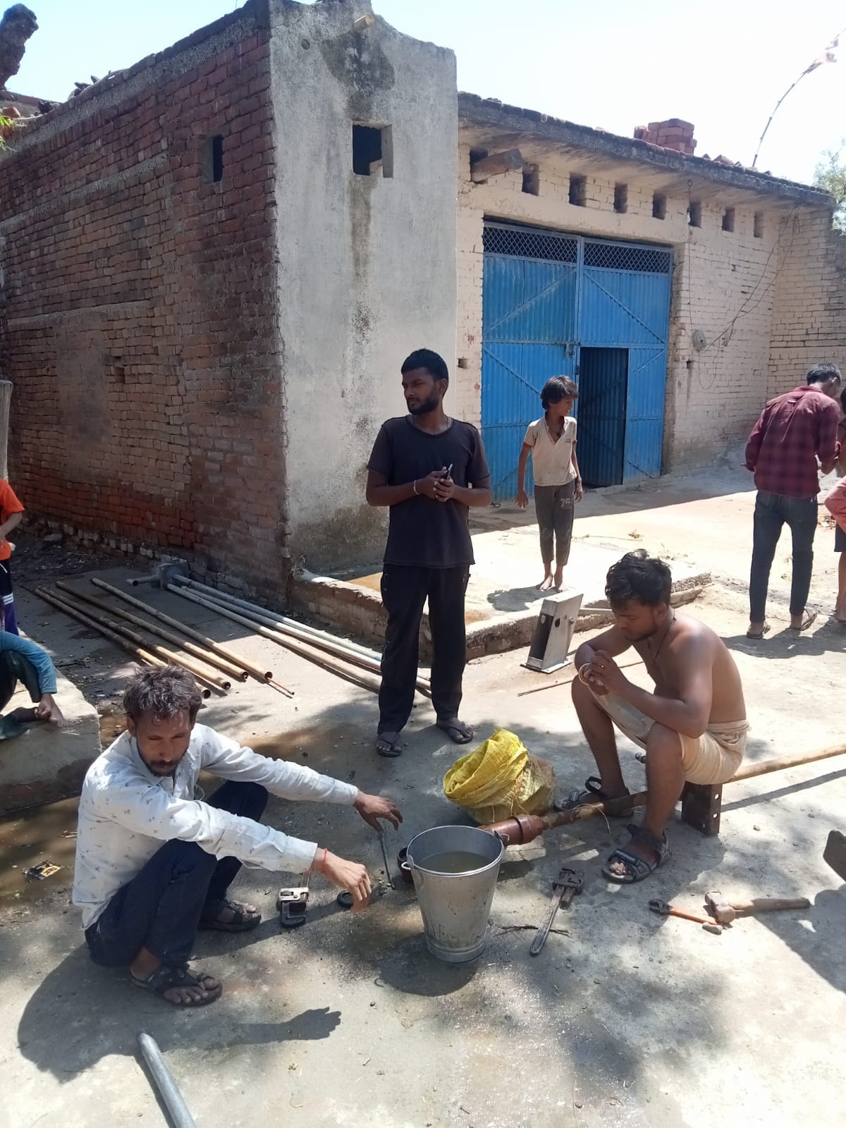 फोटो 02 एचएएमपी 28- सुमेरपुर कस्बा स्थित पशु बाजार में लगा जाम व फंसे वाहन। संवाद