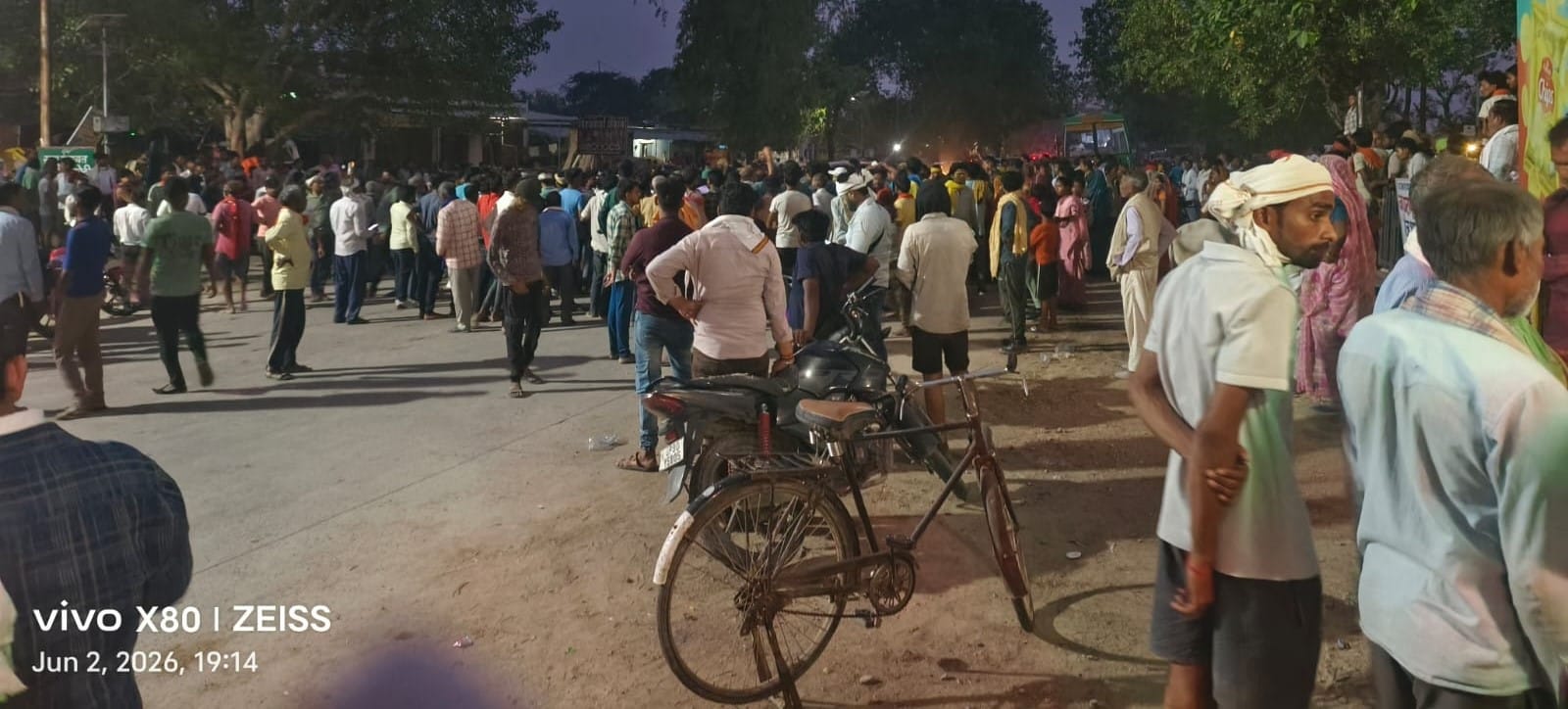 फोटो 02 सीकेटीपी 32  घटना के बाद हाईवे जाम कर बैठे सपाई। संवाद