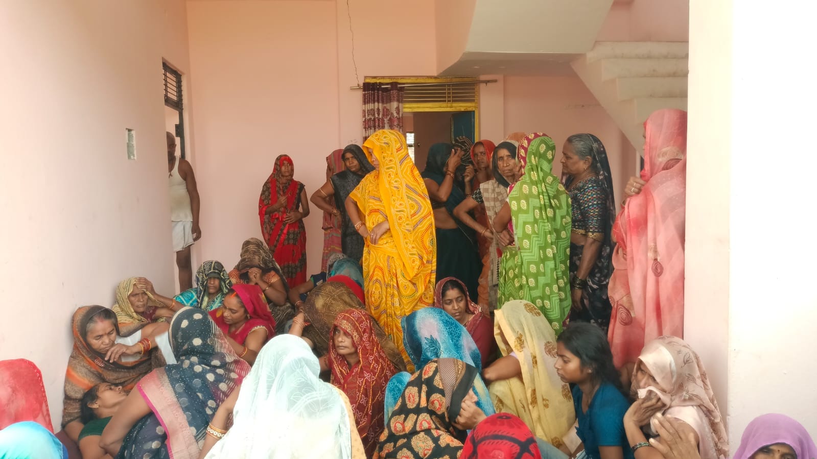 फोटो 02 सीकेटीपी 32  घटना के बाद हाईवे जाम कर बैठे सपाई। संवाद