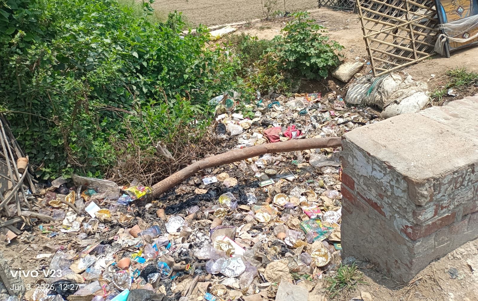 फोटो-17- बिलग्राम में नगर पालिका के सामने नाले में लगा कूड़ा। संवाद