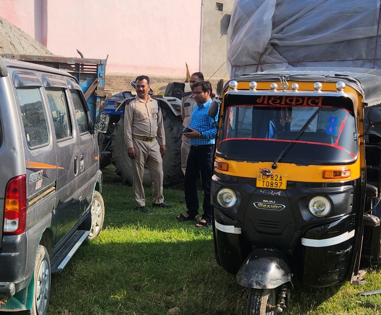 फोटो 21 - कासगंज-सोरोंजी मार्ग पर दौड़तो पिकअप वाहन जिसकी बॉडी चारों ओर से गल गई है। स्रोत : सं फोटो 21 - कासगंज-सोरोंजी मार्ग पर दौड़तो पिकअप वाहन जिसकी बॉडी चारों ओर से गल गई है। स्रोत : सं