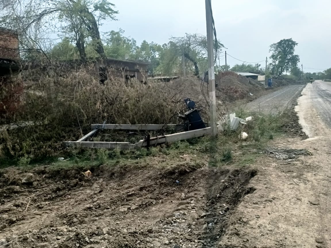 फोटो - 30 पैलानी में बिजली के तारों को ठीक करते कर्मचारी। संवाद फोटो - 30 पैलानी में बिजली के तारों को ठीक करते कर्मचारी। संवाद