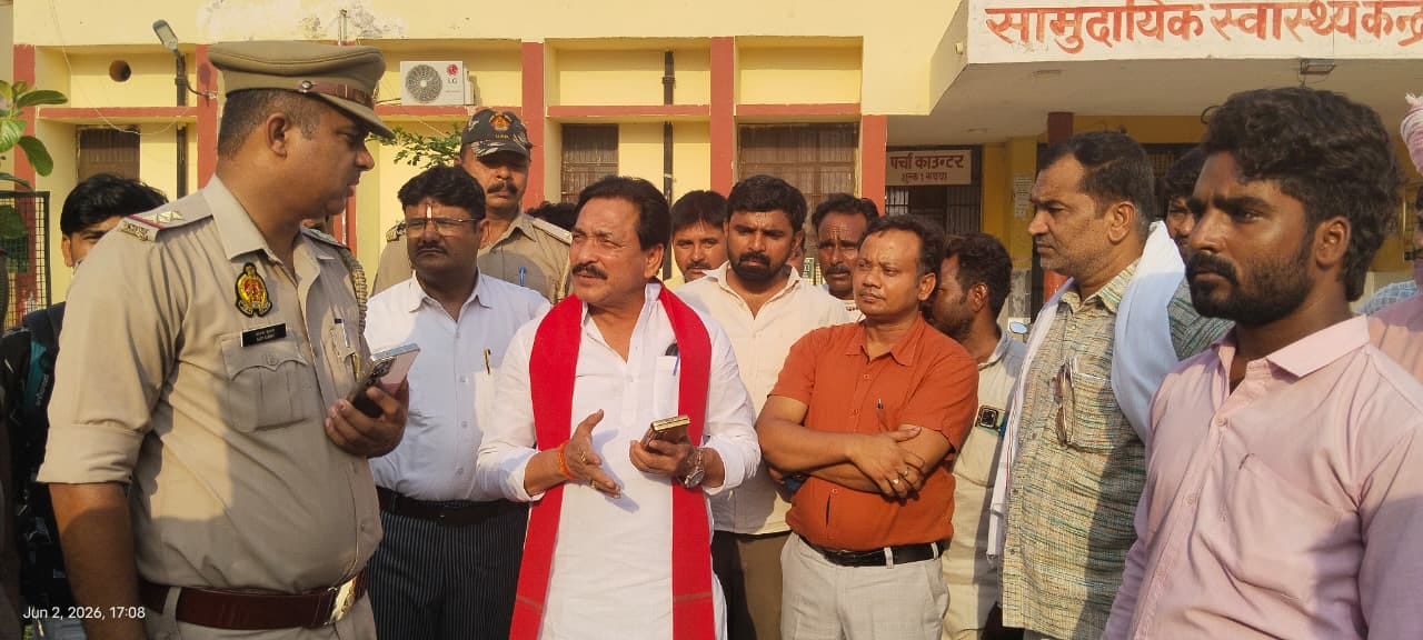 फोटो -40- सीएचसी में मौजूद परिजन। स्रोत ग्रामीण