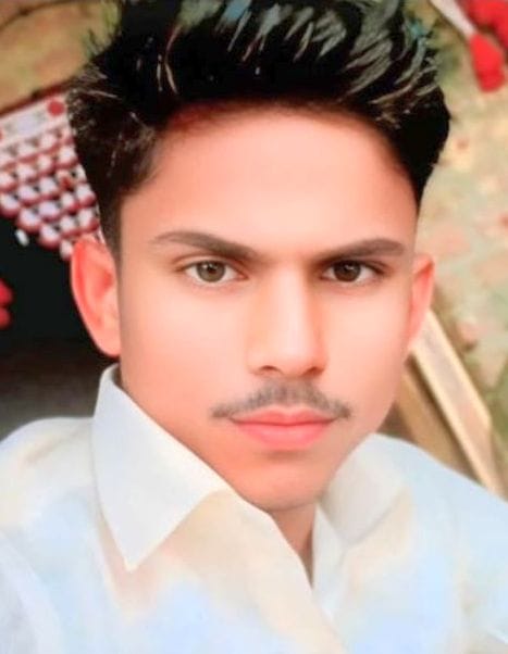 हादसे में मृत विपिन की फाइल फोटो, सीएचसी में भर्ती पत्नी नीलम व बिलखते परिजन। संवाद