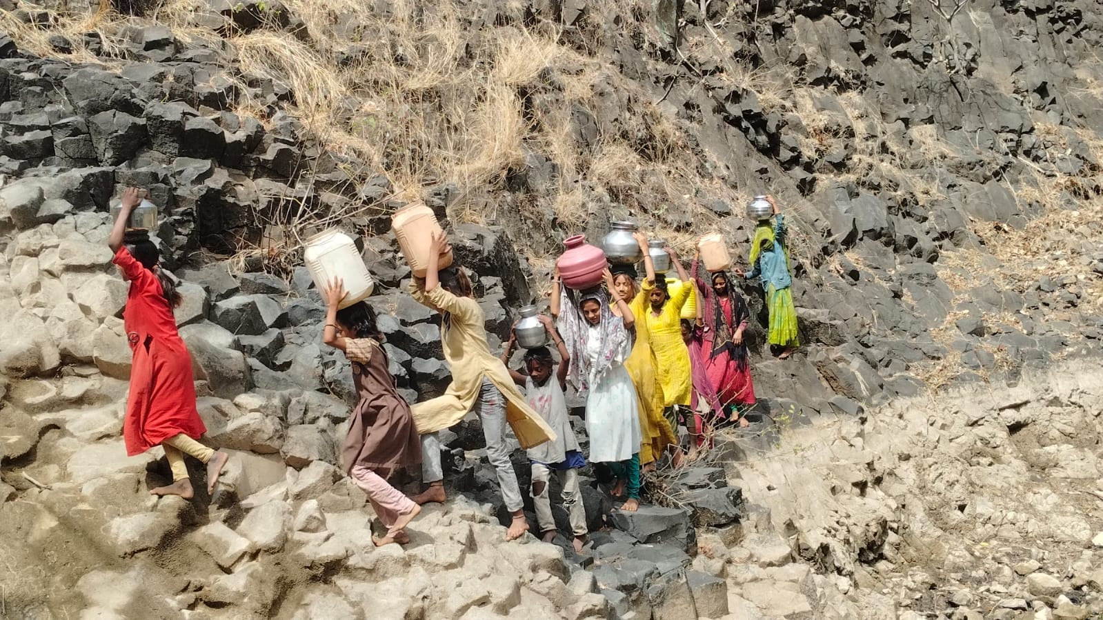 बुरहानपुर की शर्मनाक तस्वीर: 150 फीट गहरी खाई उतरकर गंदा पानी पी रहे आदिवासी, सिस्टम के दावों क
