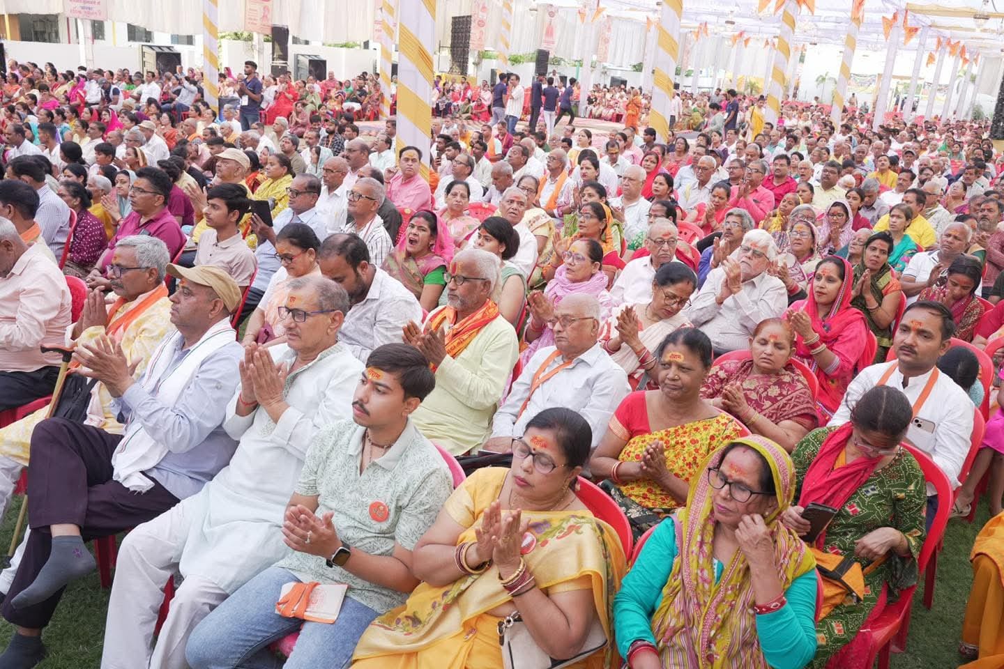 जगद्गुरु रामभद्राचार्य से आशीर्वाद लेते उप मुख्यमंत्री ब्रजेश पाठक। -संवाद