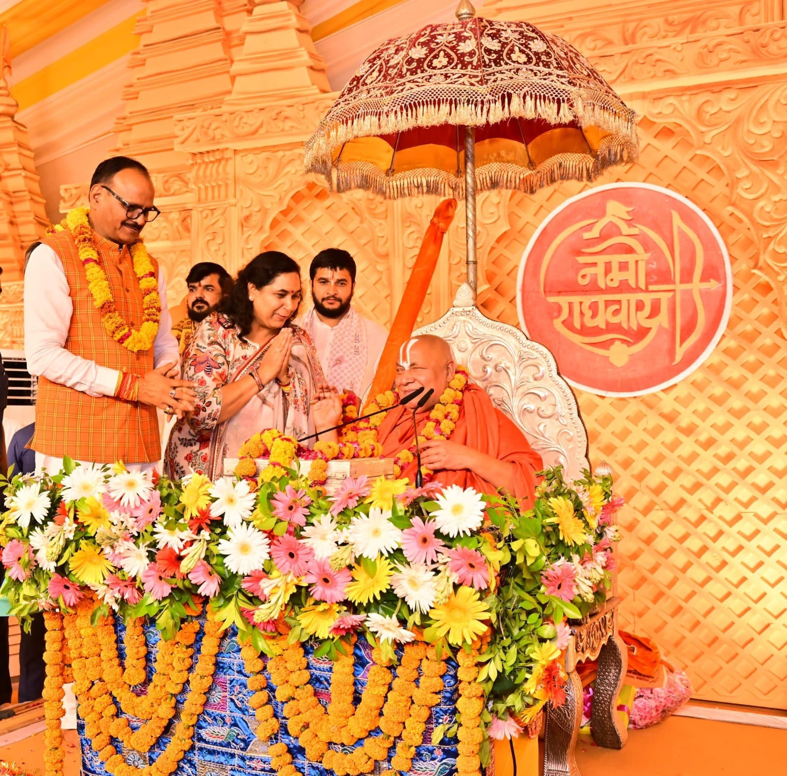 जगद्गुरु रामभद्राचार्य से आशीर्वाद लेते उप मुख्यमंत्री ब्रजेश पाठक। -संवाद