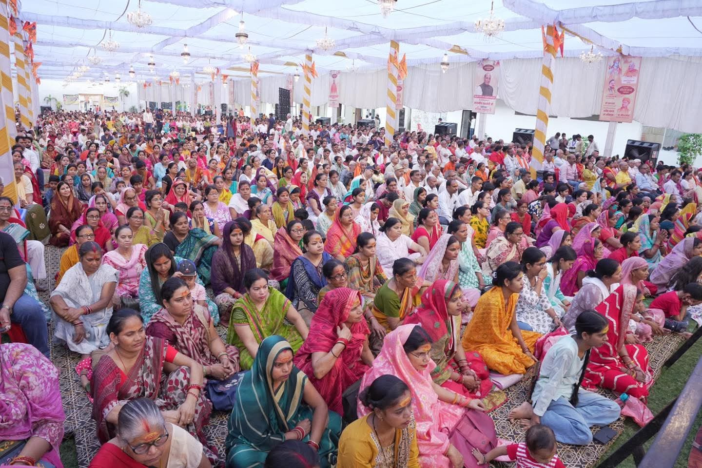 जगद्गुरु रामभद्राचार्य से आशीर्वाद लेते उप मुख्यमंत्री ब्रजेश पाठक। -संवाद