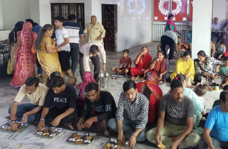 जजी कचहरी के बाहर बड़े मंगल पर आयोजित भंडारा में प्रसाद ग्रहण करते लोग। संवाद जजी कचहरी के बाहर बड़े मंगल पर आयोजित भंडारा में प्रसाद ग्रहण करते लोग। संवाद