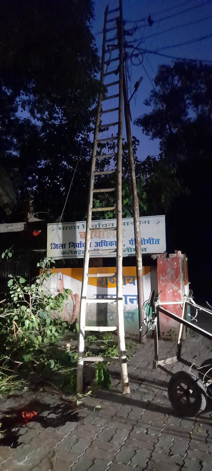 जिला अस्पताल में विजय के परिजन और अन्य संविदा कर्मचारियों से बातचीत करते विद्युत अधिकारी। संवा जिला अस्पताल में विजय के परिजन और अन्य संविदा कर्मचारियों से बातचीत करते विद्युत अधिकारी। संवा