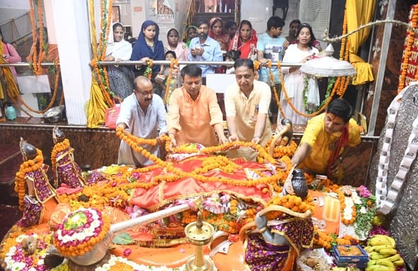  ज्येष्ठ माह के पांचवें बड़े मंगल पर पूरा शहर बजरंगबली की भक्ति में डूबा नजर आया।