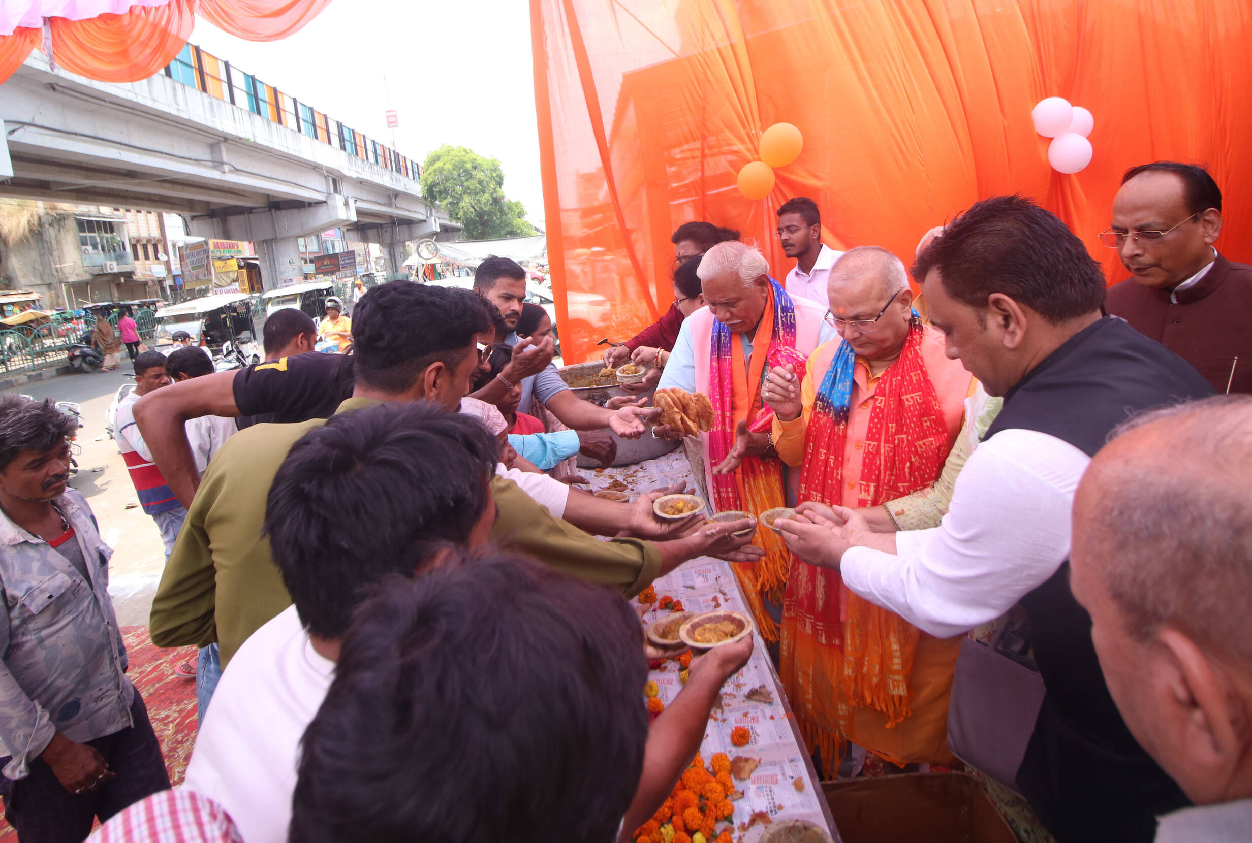  ज्येष्ठ माह के पांचवें बड़े मंगल पर पूरा शहर बजरंगबली की भक्ति में डूबा नजर आया।