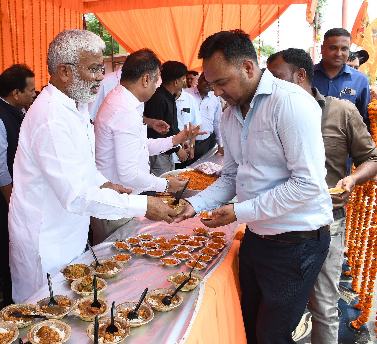  ज्येष्ठ माह के पांचवें बड़े मंगल पर पूरा शहर बजरंगबली की भक्ति में डूबा नजर आया।