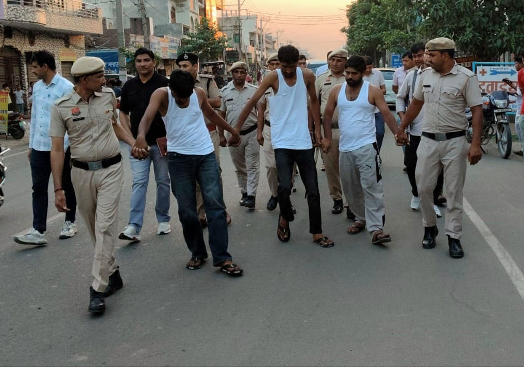 कलायत के रेलवे रोड़ पर आरोपी मुजरिमों की पैदल परेड़ करवाती पुलिस
