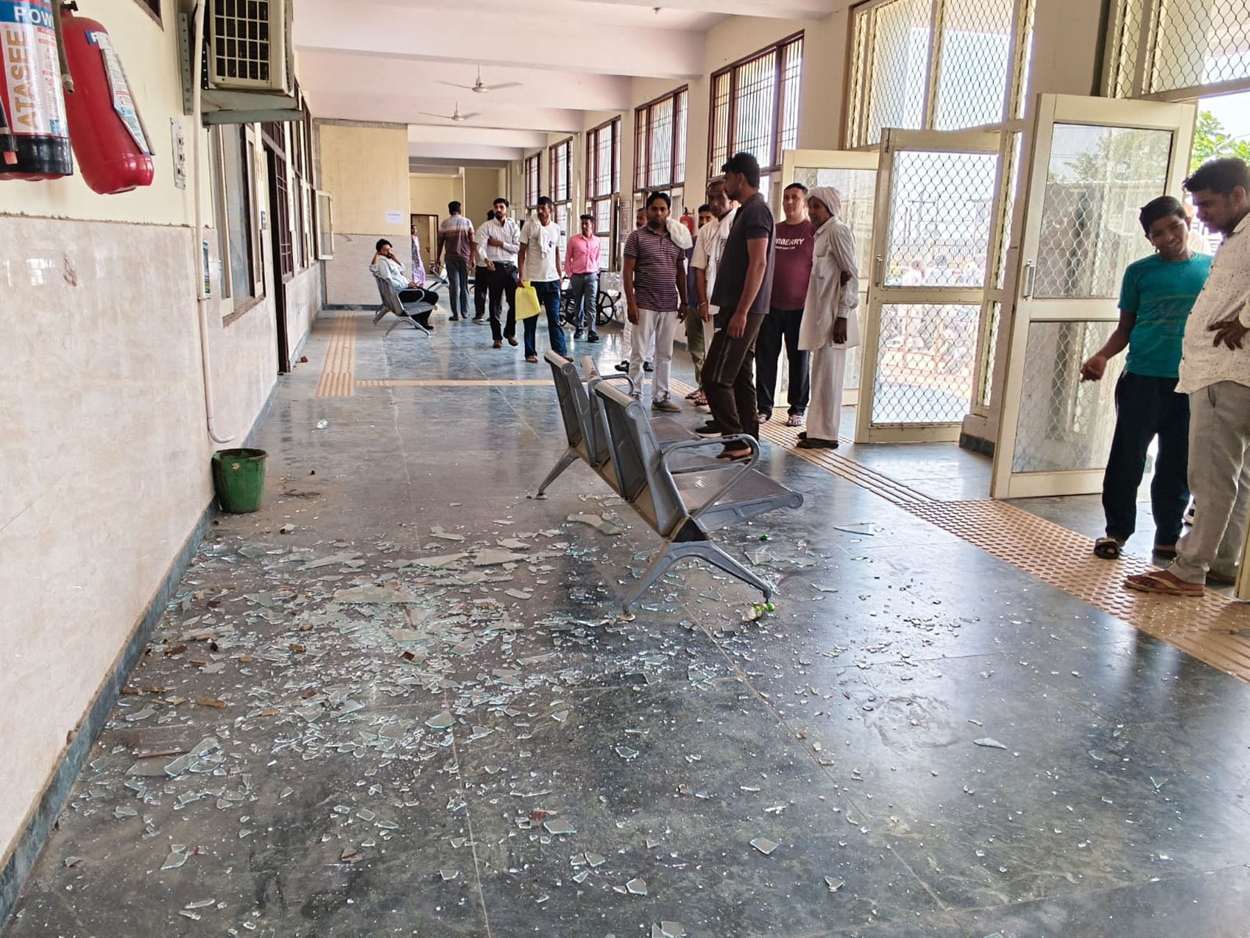 कलायत उप मंडल मुख्यालय भवन के अंदर शीशे टूटने से सहमे लोग कलायत उप मंडल मुख्यालय भवन के अंदर शीशे टूटने से सहमे लोग
