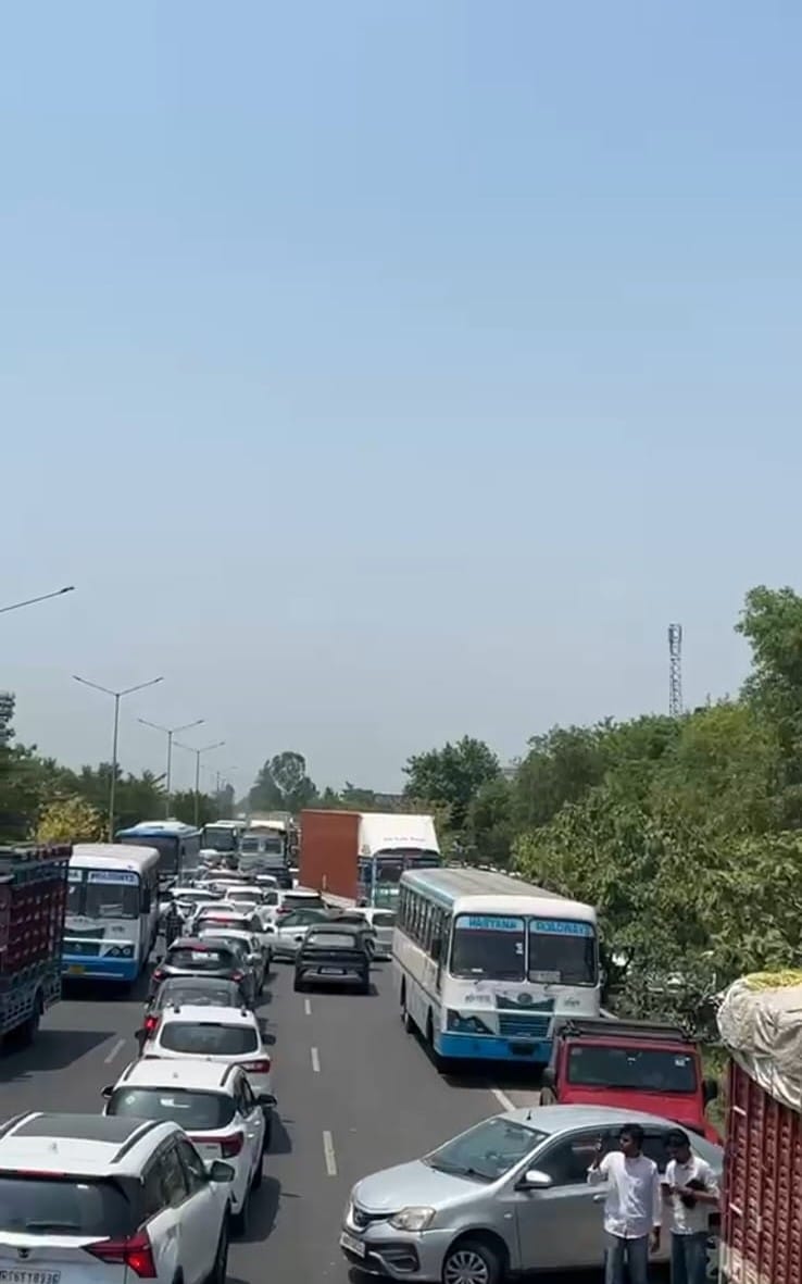 मोहडा अनाज मंडी के सामने हाइवे पर किसानों से बात कर जाम खुलवाने का प्रयास करती पुलिस । स्वयं मोहडा अनाज मंडी के सामने हाइवे पर किसानों से बात कर जाम खुलवाने का प्रयास करती पुलिस । स्वयं