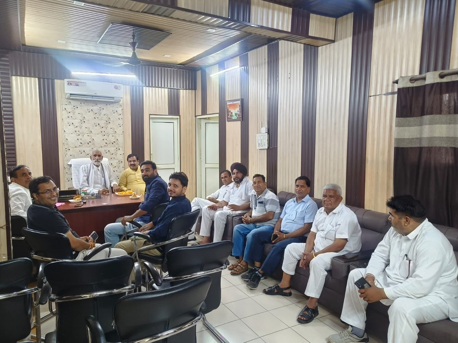 मार्केट कमेटी कार्यालय में अधिकारियों व सदस्यों के साथ बैठक करते हुए प्रधान जगमाल राणा। मार्केट कमेटी कार्यालय में अधिकारियों व सदस्यों के साथ बैठक करते हुए प्रधान जगमाल राणा।