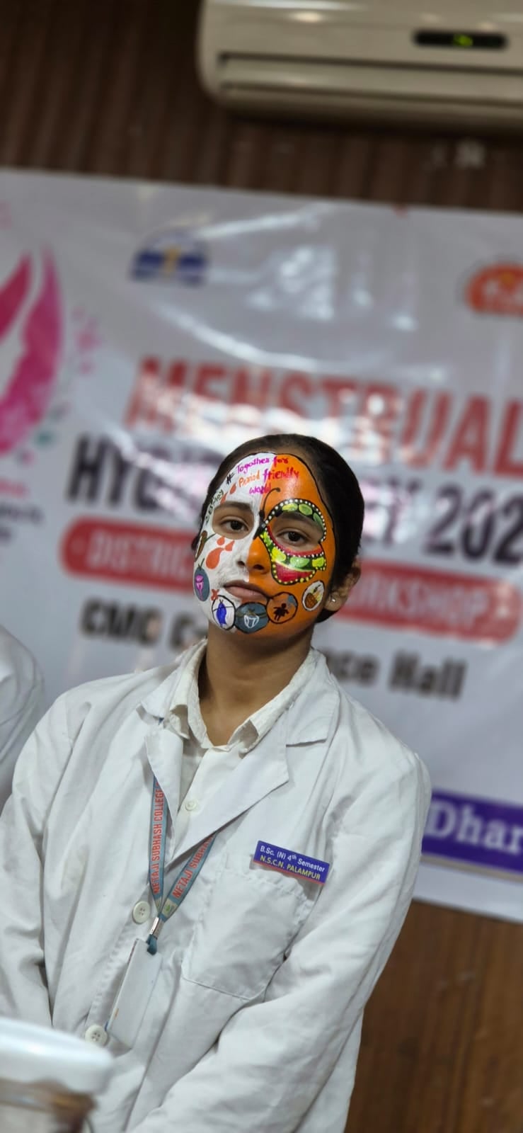 मासिक धर्म पर आयोजित कार्यशाला फेस पेंटिंग से जागरूकता संदेश देते नर्सिंग के विद्यार्थी। स्वास् मासिक धर्म पर आयोजित कार्यशाला फेस पेंटिंग से जागरूकता संदेश देते नर्सिंग के विद्यार्थी। स्वास्