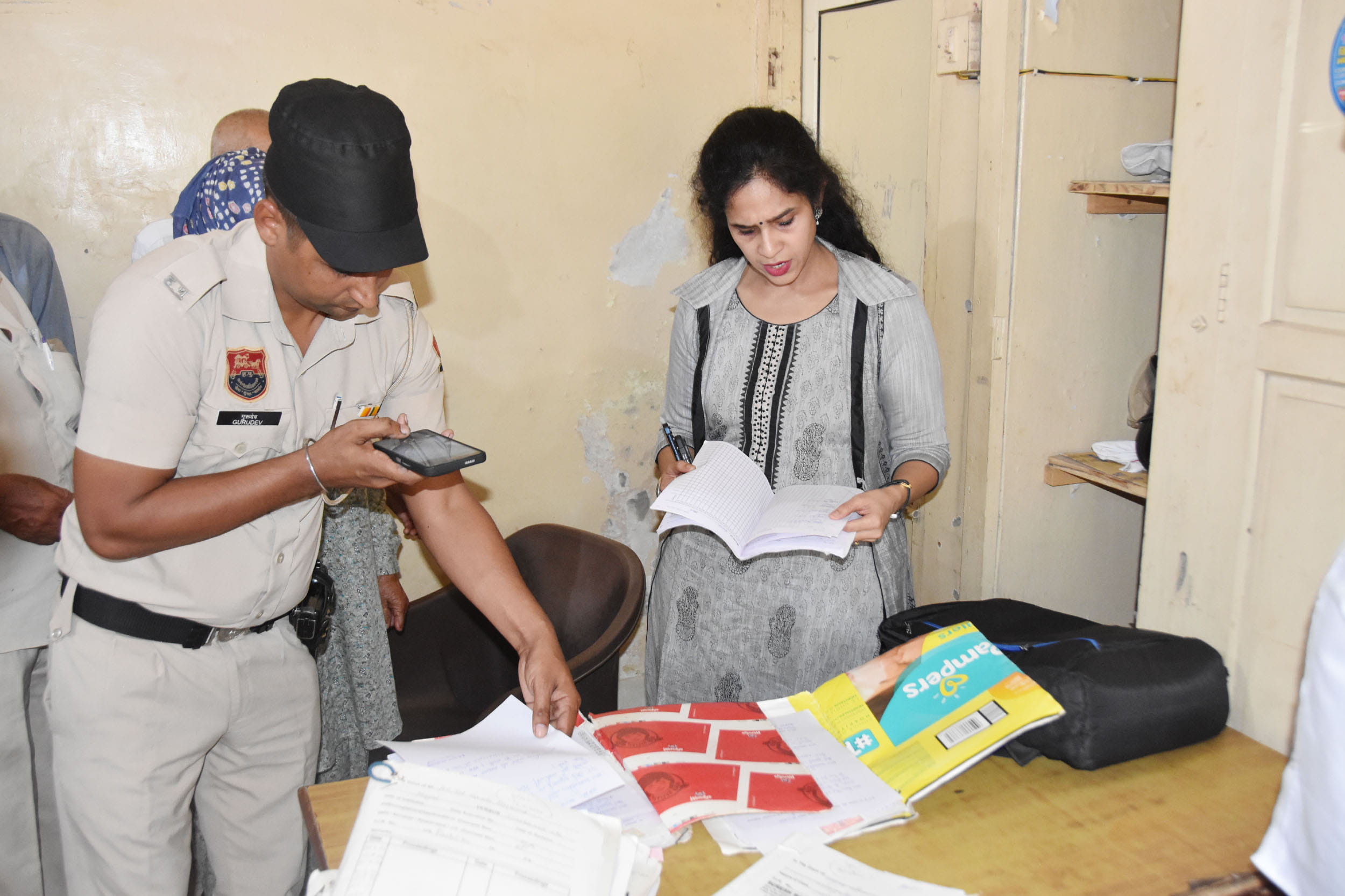 निरीक्षण के दौरान डाटा की जानकारी लेती डीसी अपराजिता।