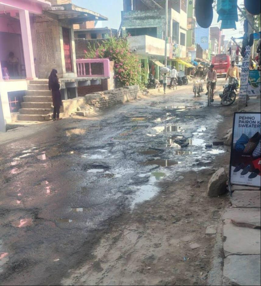 नदराला गांव पर जलभराव के बीच से गुजरते वाहन। संवाद नदराला गांव पर जलभराव के बीच से गुजरते वाहन। संवाद