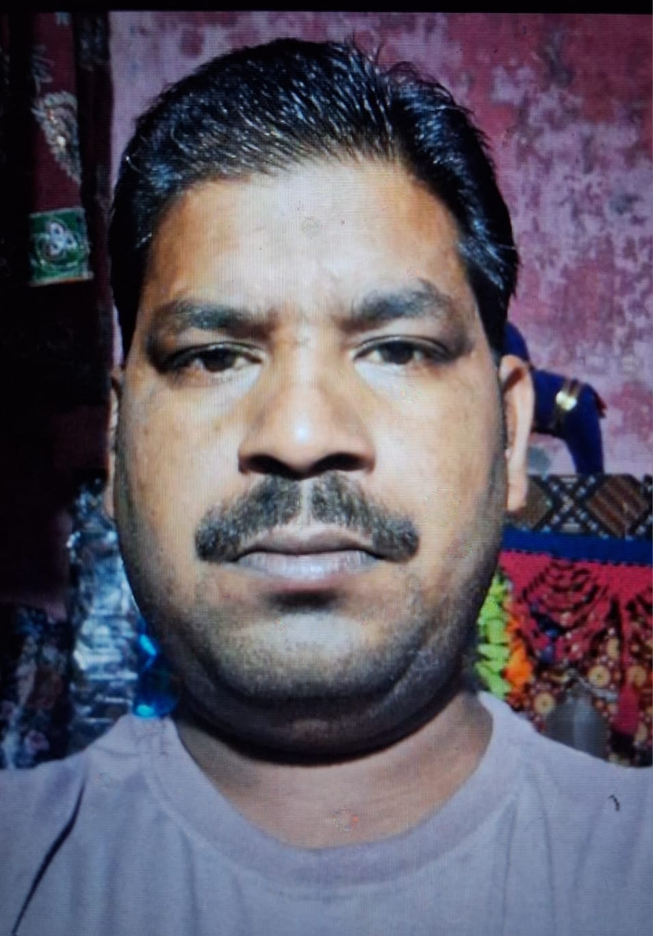 नदराला गांव पर जलभराव के बीच से गुजरते वाहन। संवाद नदराला गांव पर जलभराव के बीच से गुजरते वाहन। संवाद