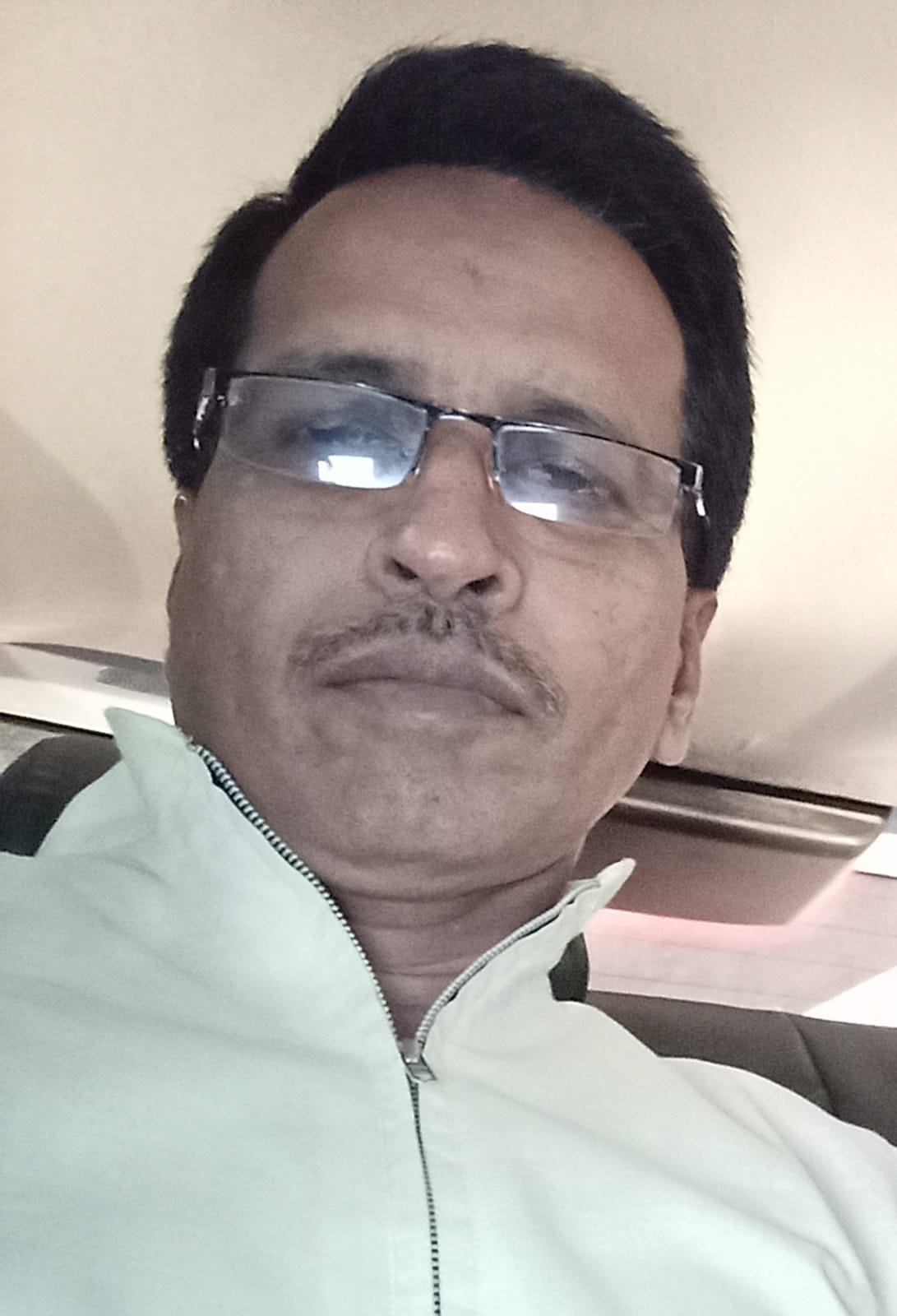 नदराला गांव पर जलभराव के बीच से गुजरते वाहन। संवाद नदराला गांव पर जलभराव के बीच से गुजरते वाहन। संवाद