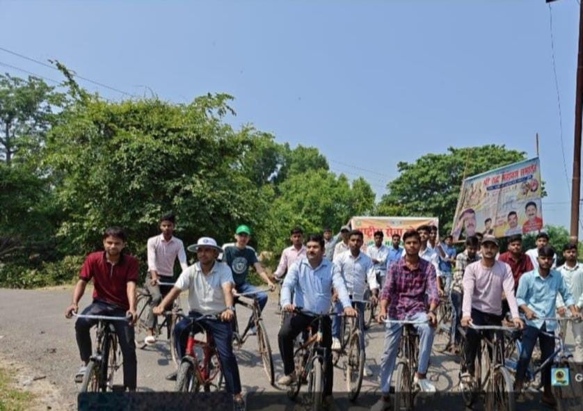 पलिया में मेरा युवा भारत के बैनर तले रैली में शामिल प्रतिभागी। संवाद पलिया में मेरा युवा भारत के बैनर तले रैली में शामिल प्रतिभागी। संवाद