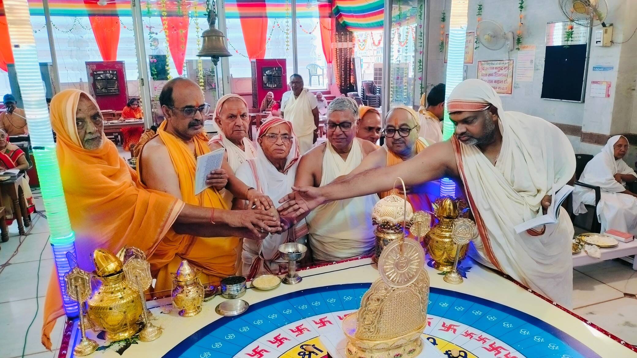 प्राचीन दिगंबर जैन बड़े मंदिर में पूजा अर्चना करते श्रद्धालु स्रोत संवाद प्राचीन दिगंबर जैन बड़े मंदिर में पूजा अर्चना करते श्रद्धालु स्रोत संवाद