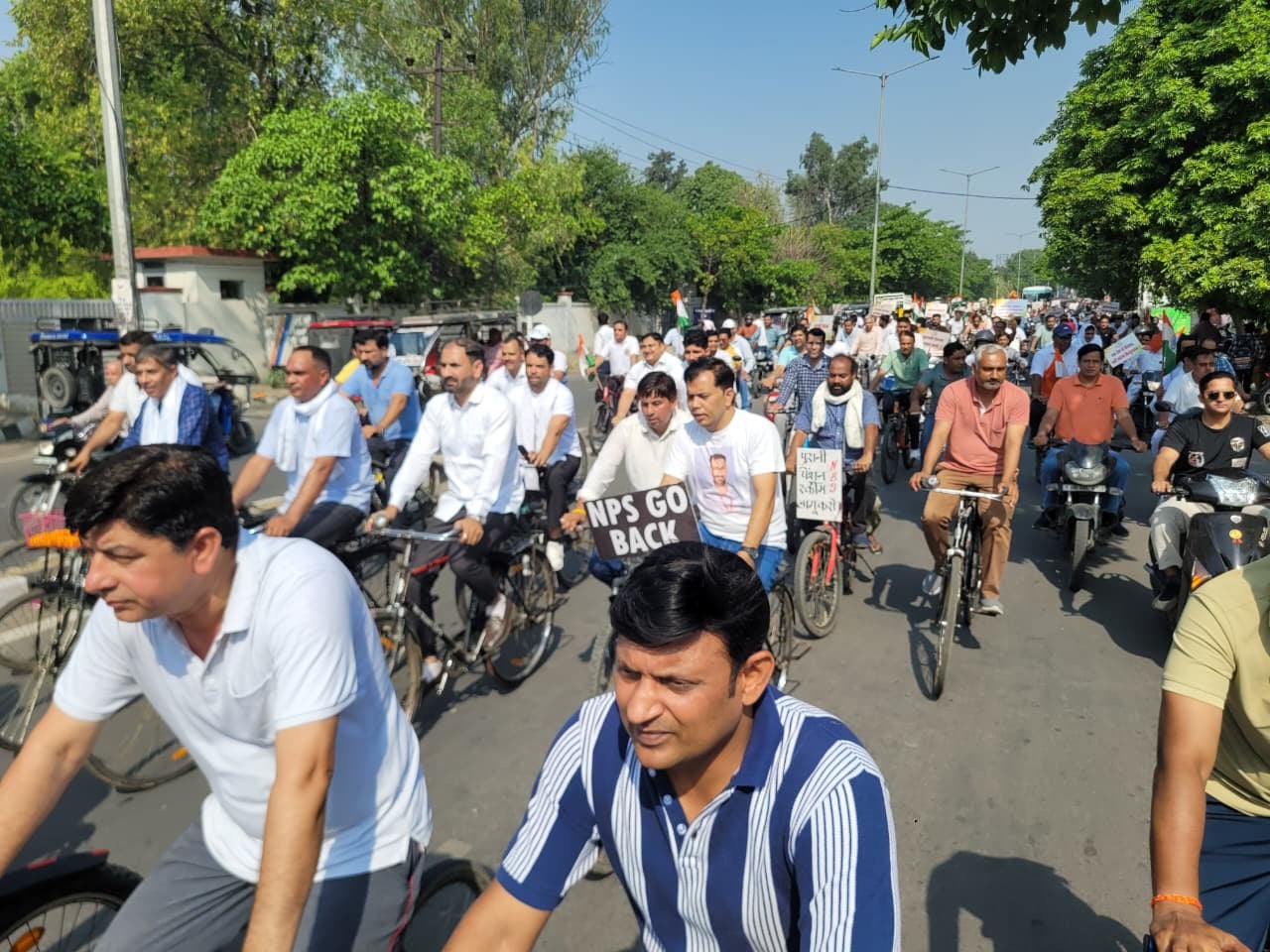पुरानी पेंशन बहाली की मांग को लेकर एसडीएम को ज्ञापन सौंपते कर्मचारी - विज्ञप्ति पुरानी पेंशन बहाली की मांग को लेकर एसडीएम को ज्ञापन सौंपते कर्मचारी - विज्ञप्ति