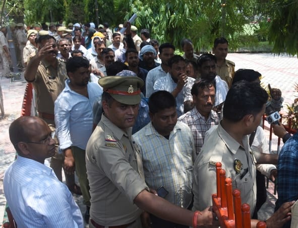 प्रदर्शन करते रोडवेज के संविदाकर्मी। प्रदर्शन करते रोडवेज के संविदाकर्मी।