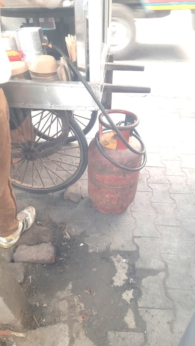 रेहड़ी पर प्रयोग होता घरेलू सिलिंडर। संवाद