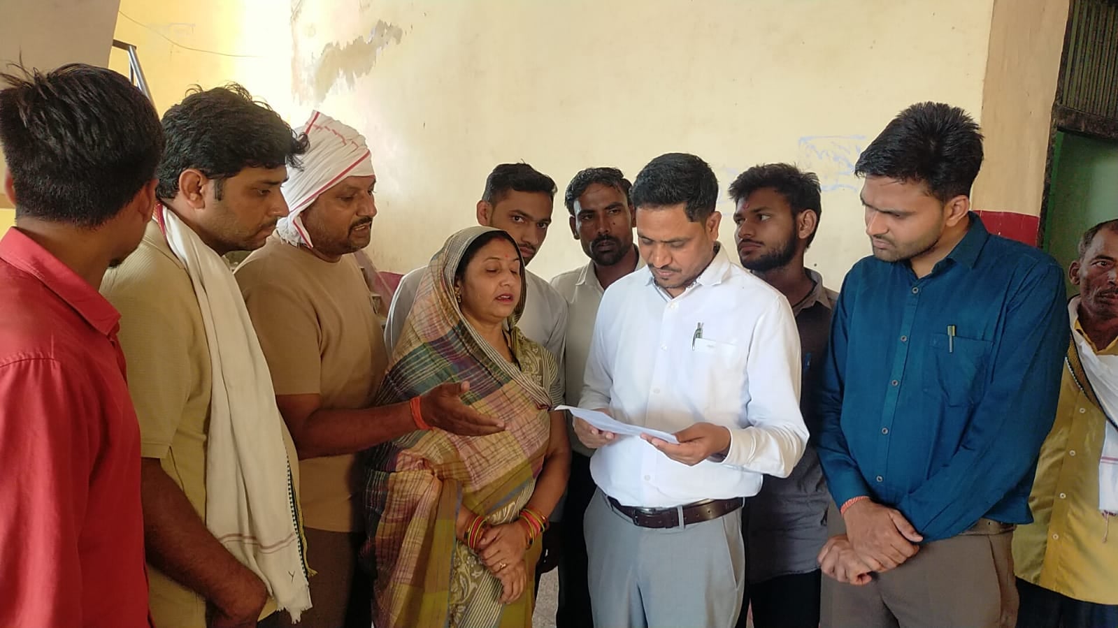 सकरौली के गांव मोहनपुर में अहिल्याबाई होल्कर के बोर्ड पर काला रंग पोतने के बाद तनाव को देखते हु सकरौली के गांव मोहनपुर में अहिल्याबाई होल्कर के बोर्ड पर काला रंग पोतने के बाद तनाव को देखते हु