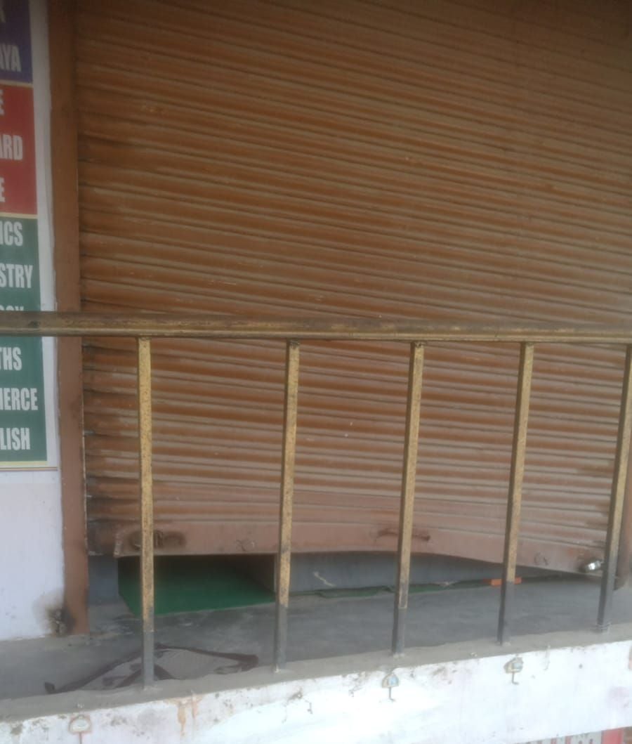 सराफ की दुकान का टूटा शटर।