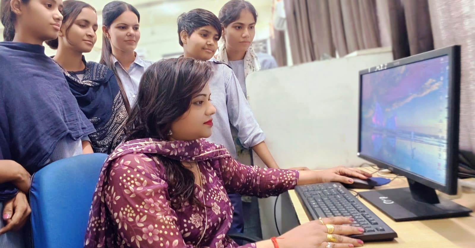 संस्थान में आनलाइन आवेदन करवाती छात्राएं