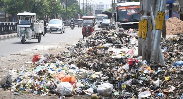 शहर के कई इलाकों में मंगलवार दोपहर तक सड़क किनारे से नहीं उठा था कूड़ा। 