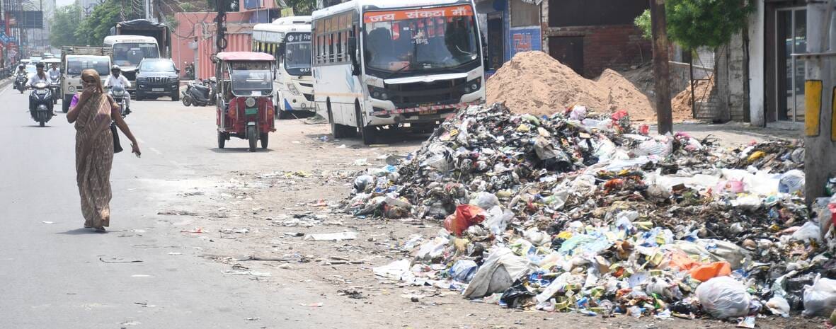 शहर के कई इलाकों में मंगलवार दोपहर तक सड़क किनारे से नहीं उठा था कूड़ा। 