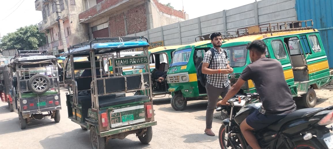 शहर के ठंडी सड़क तिराहे पर ऑटो और ई-रिक्शा की वजह से जाम लगता है। संवाद शहर के ठंडी सड़क तिराहे पर ऑटो और ई-रिक्शा की वजह से जाम लगता है। संवाद