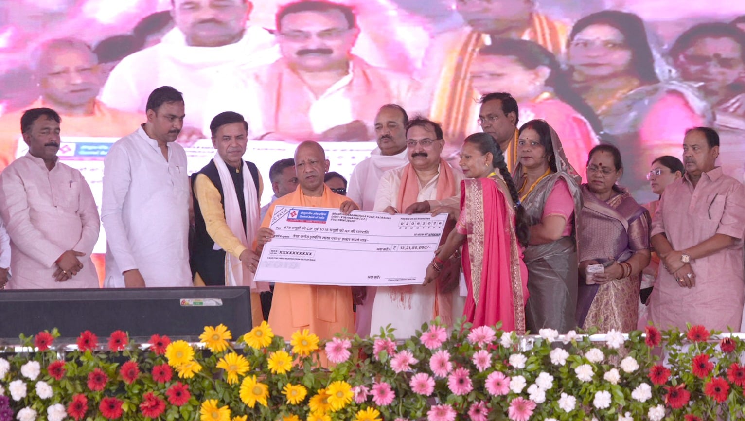 तमकुहीराज में आयोजित कार्यक्रम में प्रदर्शनी के स्टॉल का अवलोकन करते मुख्यमंत्री योगी आदित्यनाथ तमकुहीराज में आयोजित कार्यक्रम में प्रदर्शनी के स्टॉल का अवलोकन करते मुख्यमंत्री योगी आदित्यनाथ