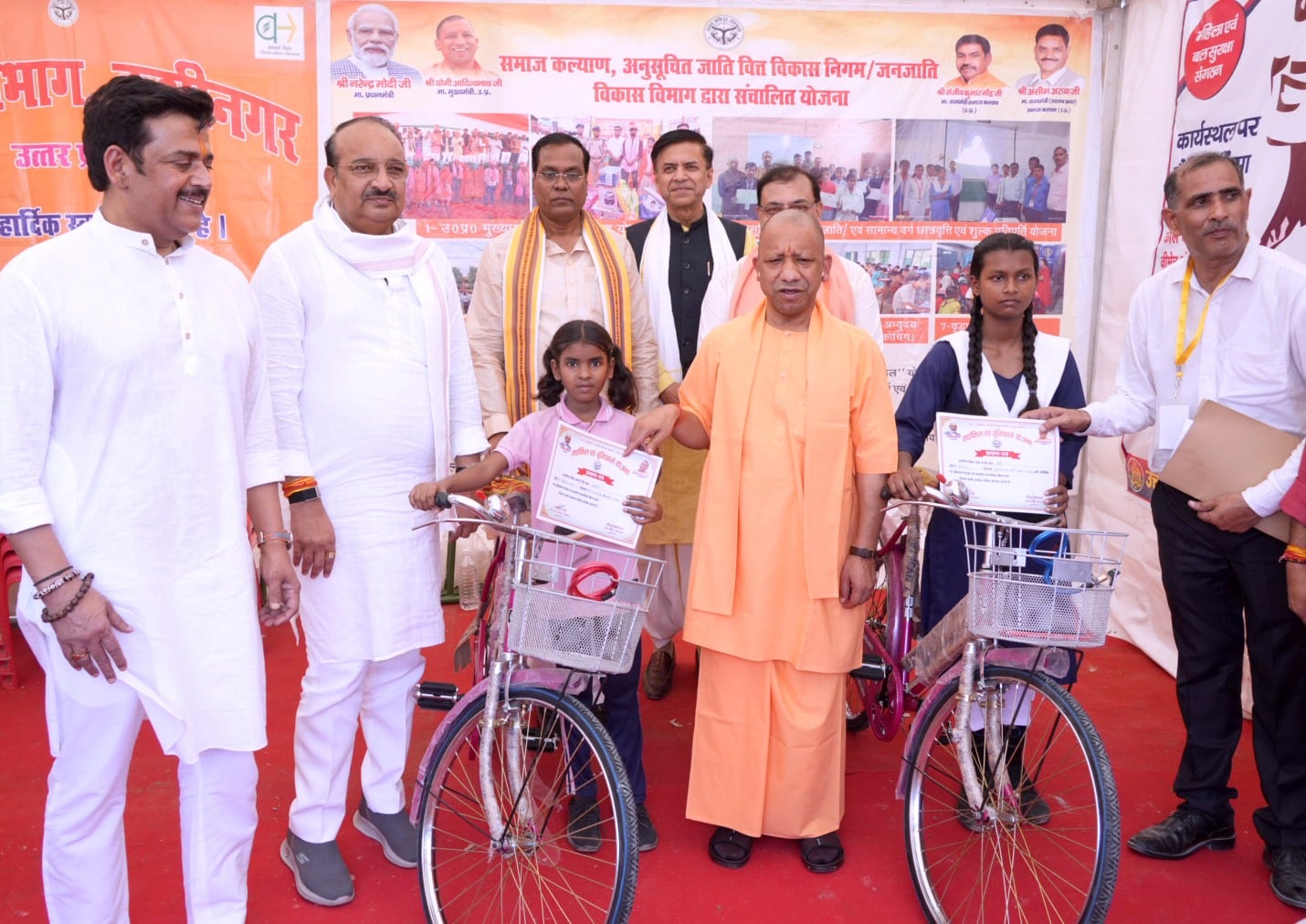 तमकुहीराज में आयोजित कार्यक्रम में प्रदर्शनी के स्टॉल का अवलोकन करते मुख्यमंत्री योगी आदित्यनाथ तमकुहीराज में आयोजित कार्यक्रम में प्रदर्शनी के स्टॉल का अवलोकन करते मुख्यमंत्री योगी आदित्यनाथ