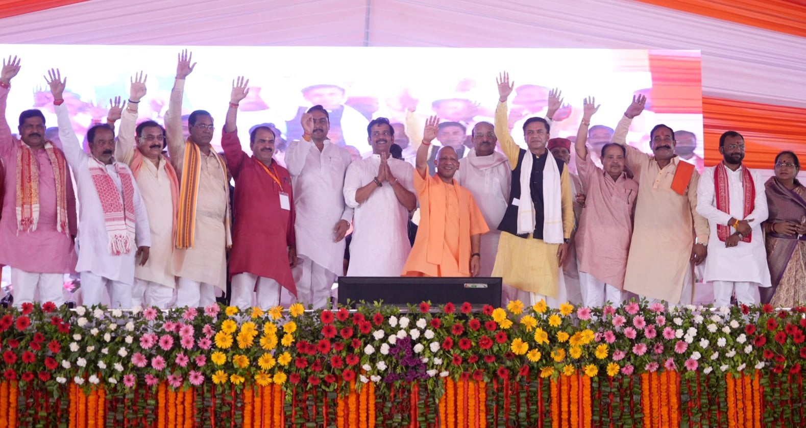 तमकुहीराज में आयोजित कार्यक्रम में प्रदर्शनी के स्टॉल का अवलोकन करते मुख्यमंत्री योगी आदित्यनाथ तमकुहीराज में आयोजित कार्यक्रम में प्रदर्शनी के स्टॉल का अवलोकन करते मुख्यमंत्री योगी आदित्यनाथ