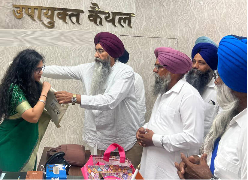 उपायुक्त अपराजिता को शाल ओढ़ाकर सम्मानित करते हुए स. हरपाल सिंह व अन्य।