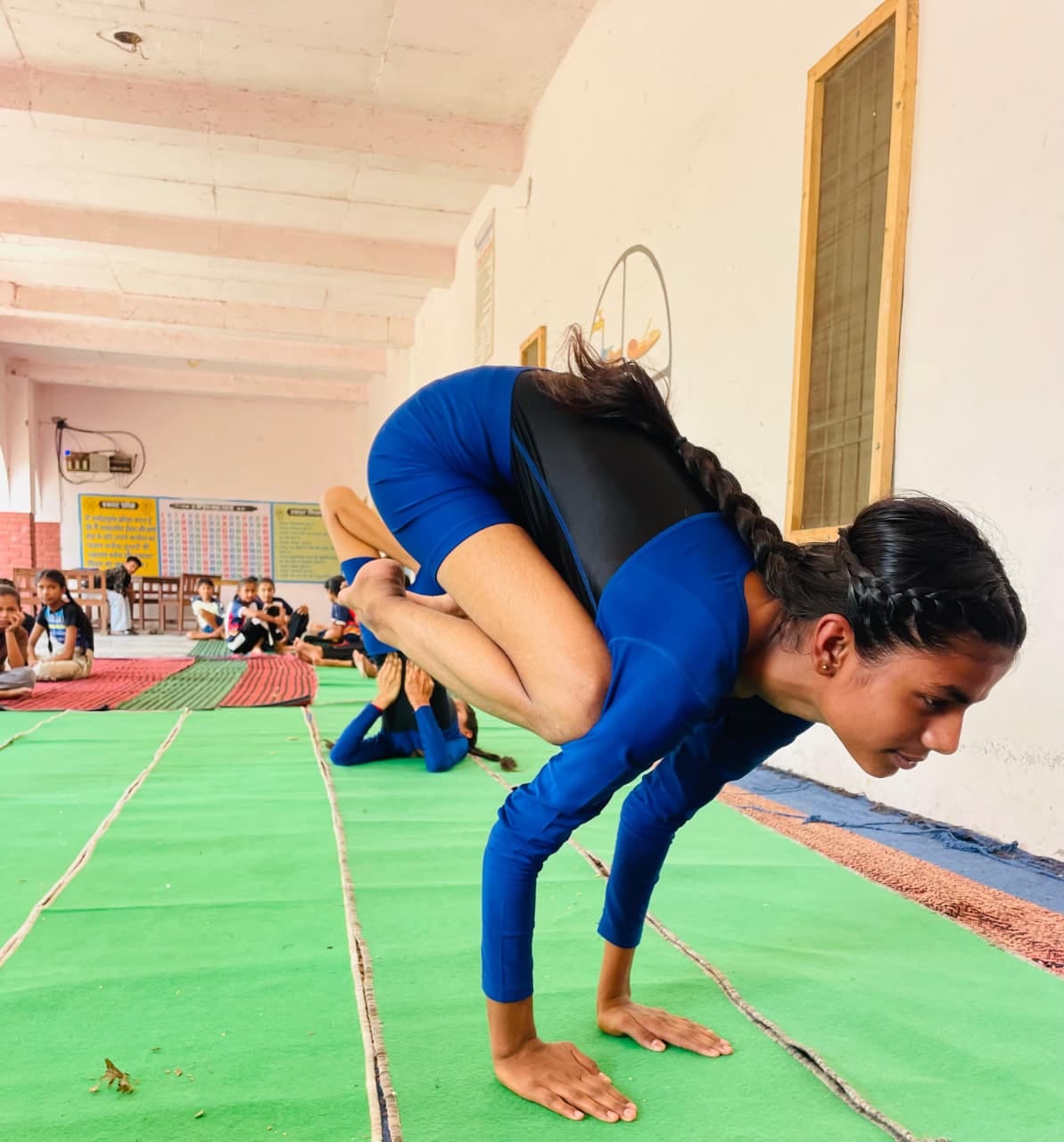 योग प्रशिक्षण शिविर के दौरान क्रियाएं करती छात्रा। प्रवक्ता