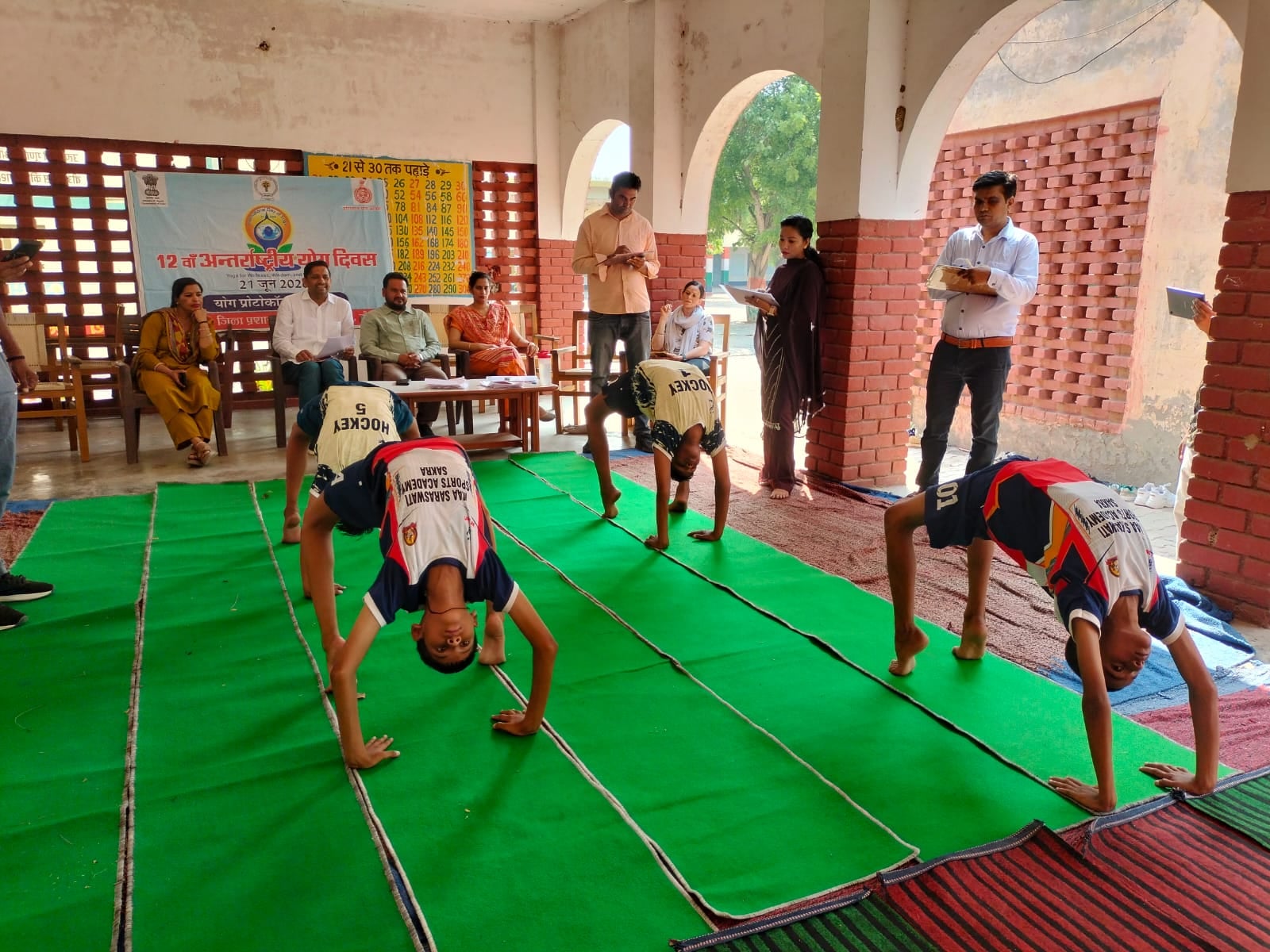 योग प्रशिक्षण शिविर के दौरान क्रियाएं करती छात्रा। प्रवक्ता