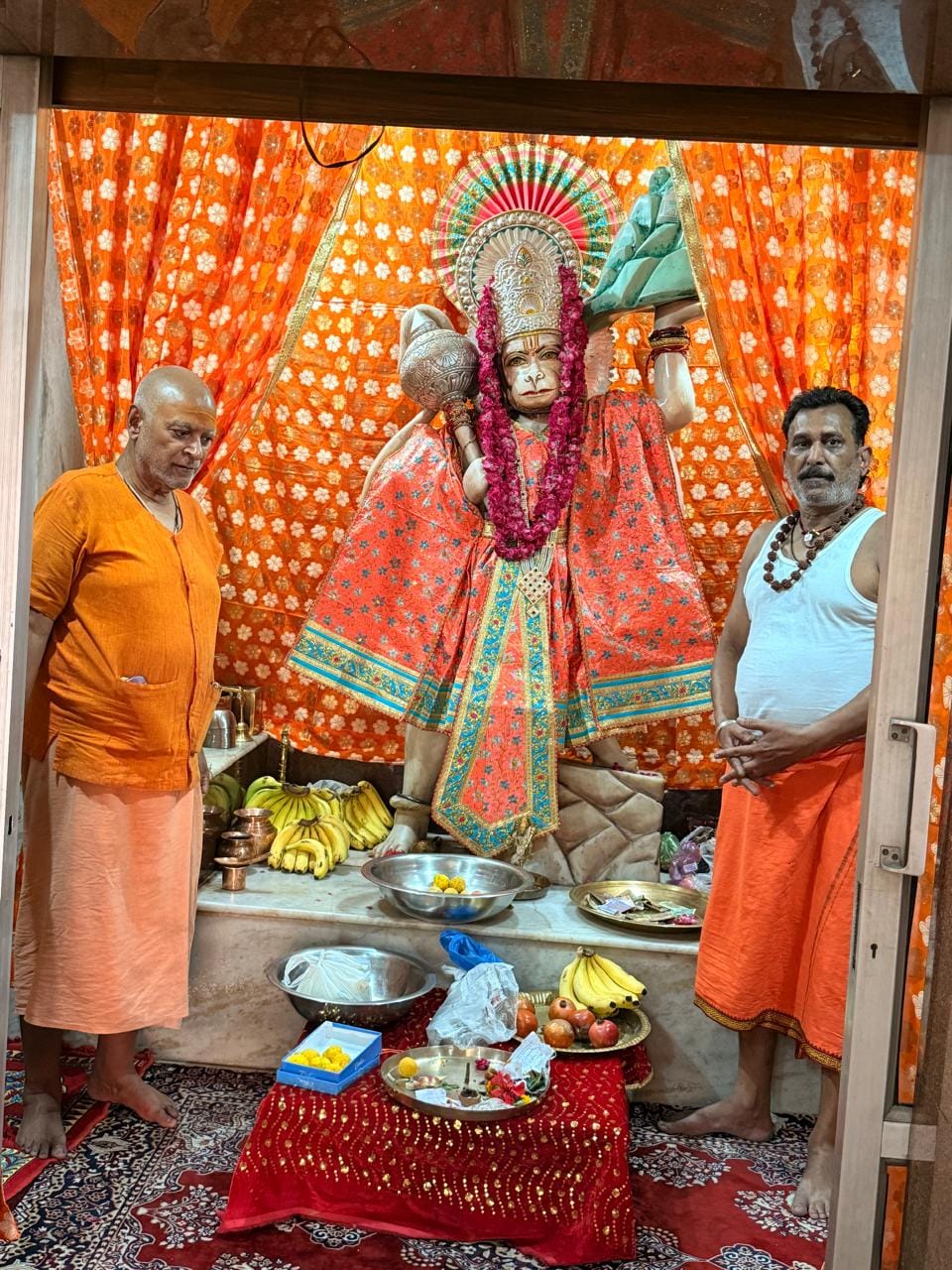अंबाला छावनी में मंदिर एवं मनोकामना सिद्ध हनुमान मंदिर में पूजा करते हुए। प्रवक्ता अंबाला छावनी में मंदिर एवं मनोकामना सिद्ध हनुमान मंदिर में पूजा करते हुए। प्रवक्ता