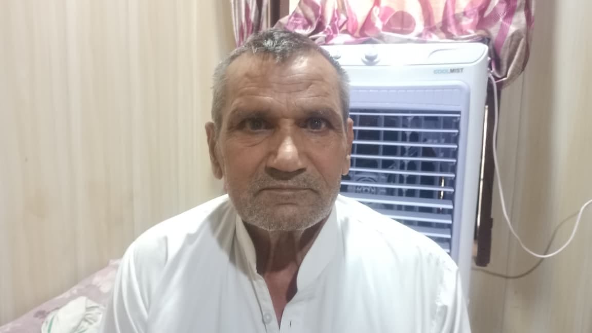 अहर गांव के बीचोंबीच स्वास्थ्य की जमीन में लगा कूड़े का ढेर। संवाद