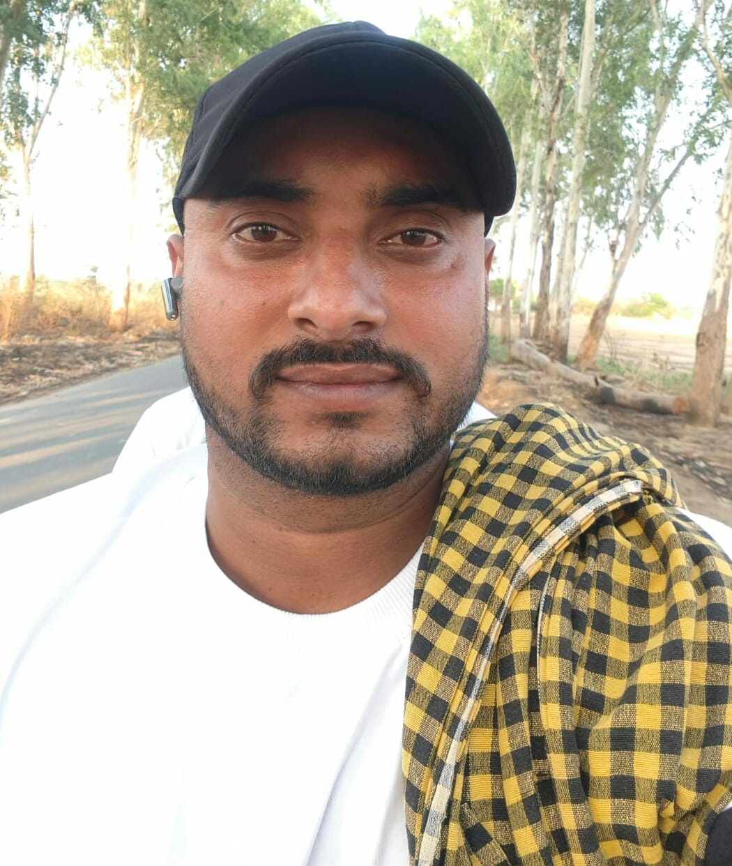अहर गांव के बीचोंबीच स्वास्थ्य की जमीन में लगा कूड़े का ढेर। संवाद