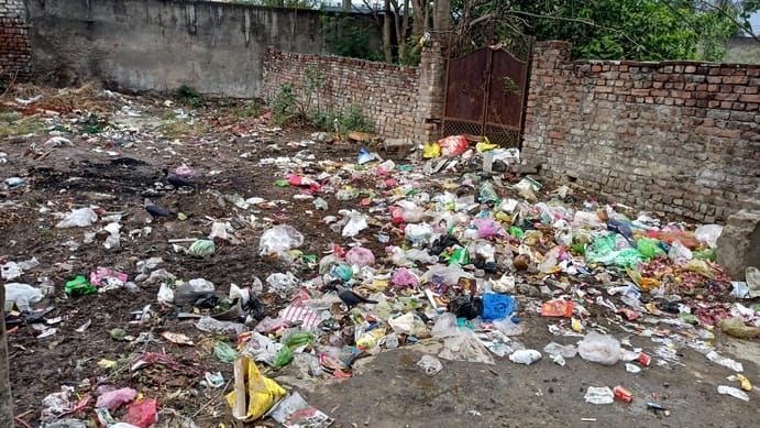 अजात आश्रम के पास सरस्वती नदी की बदहाली को दिखाते महंत व अन्य लोग। संवाद